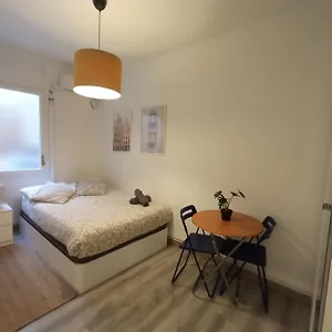 Private On Tamarit Street Hostal